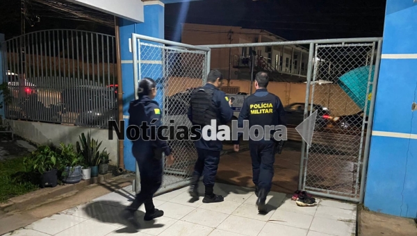 Criminosos disfarçados de estudantes tentam roubar arma de vigilante de escola e são recebidos na bala